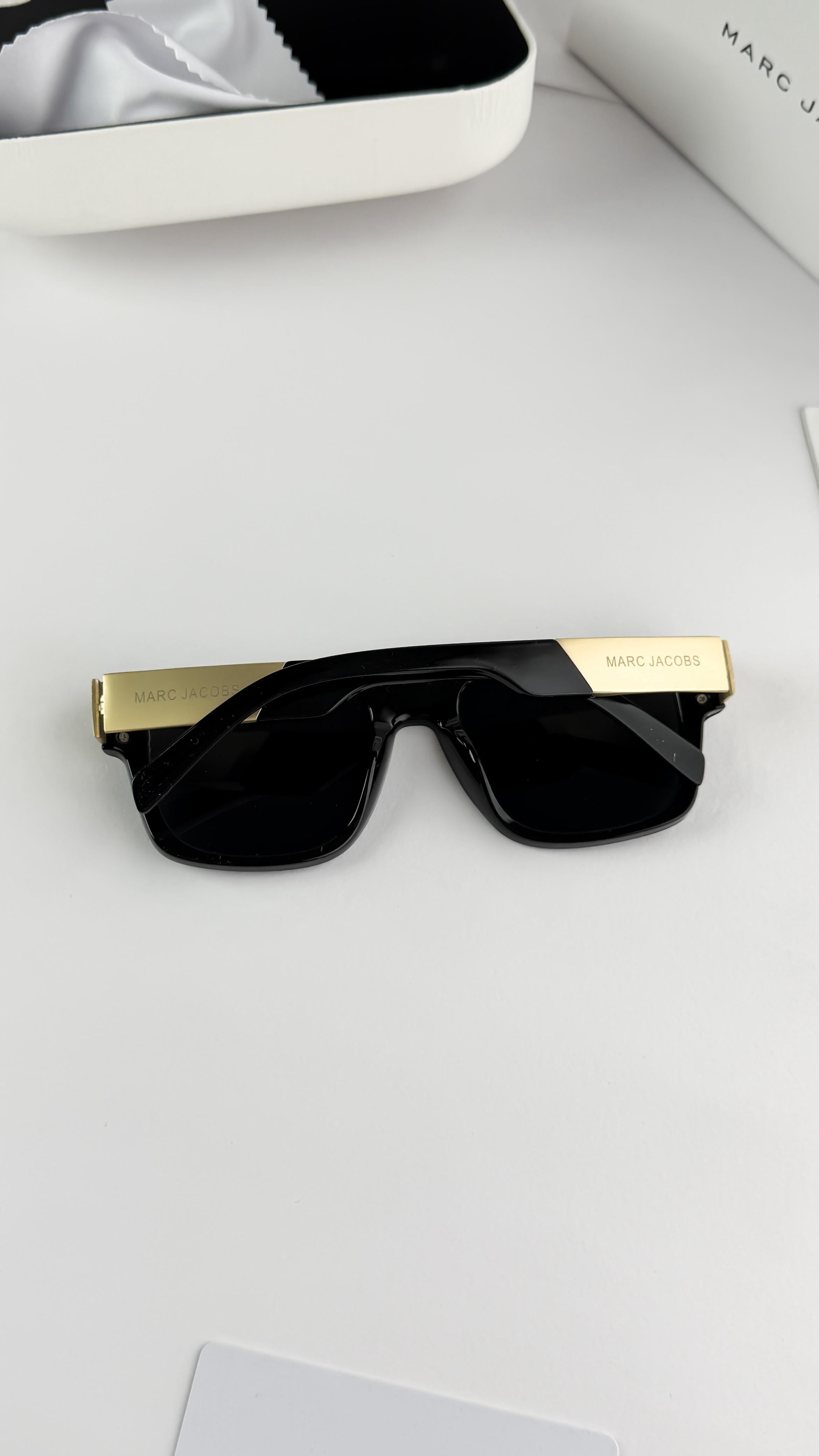 MARC JACOBS GOLD BLACK 1004