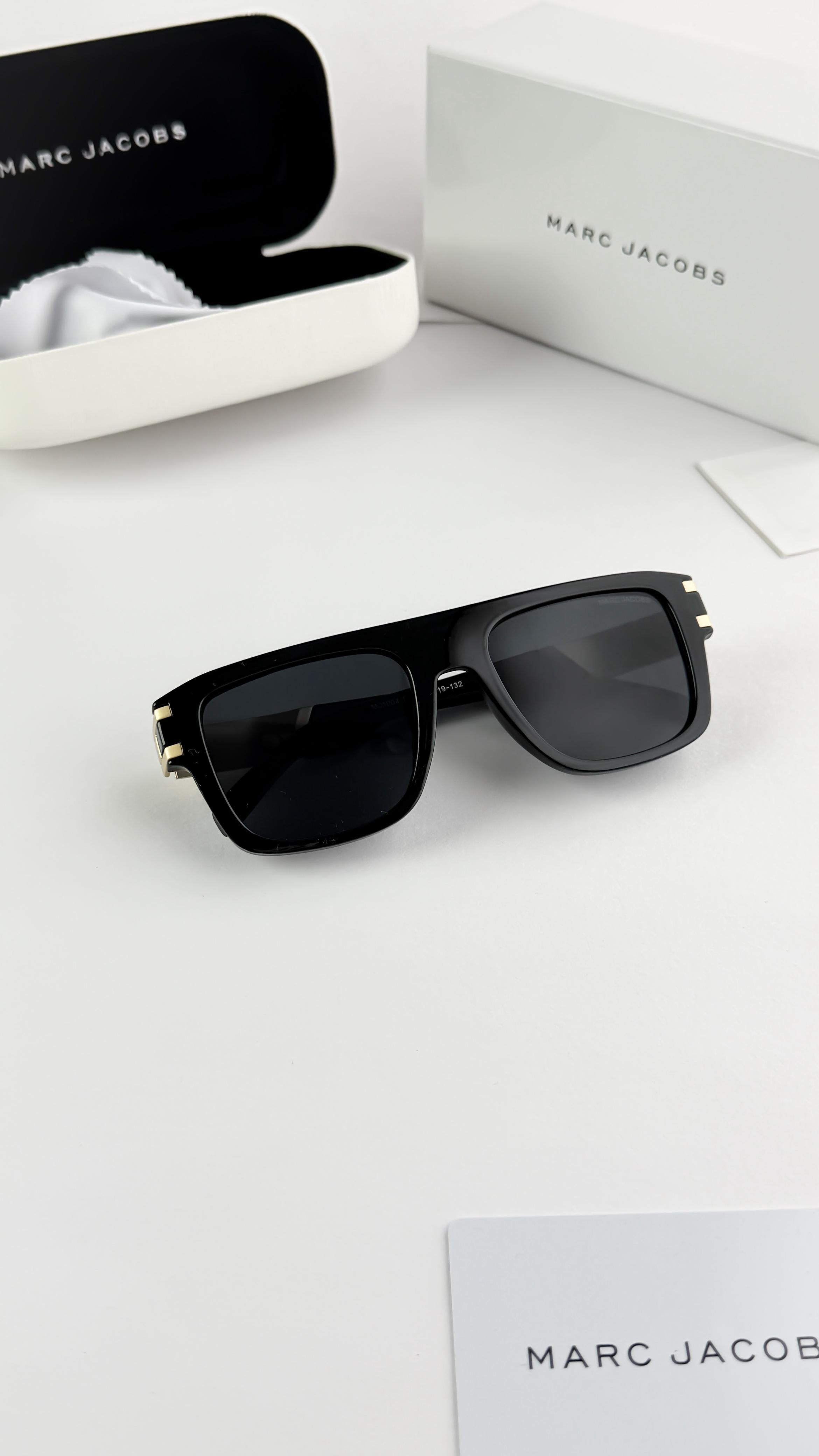 MARC JACOBS GOLD BLACK 1004