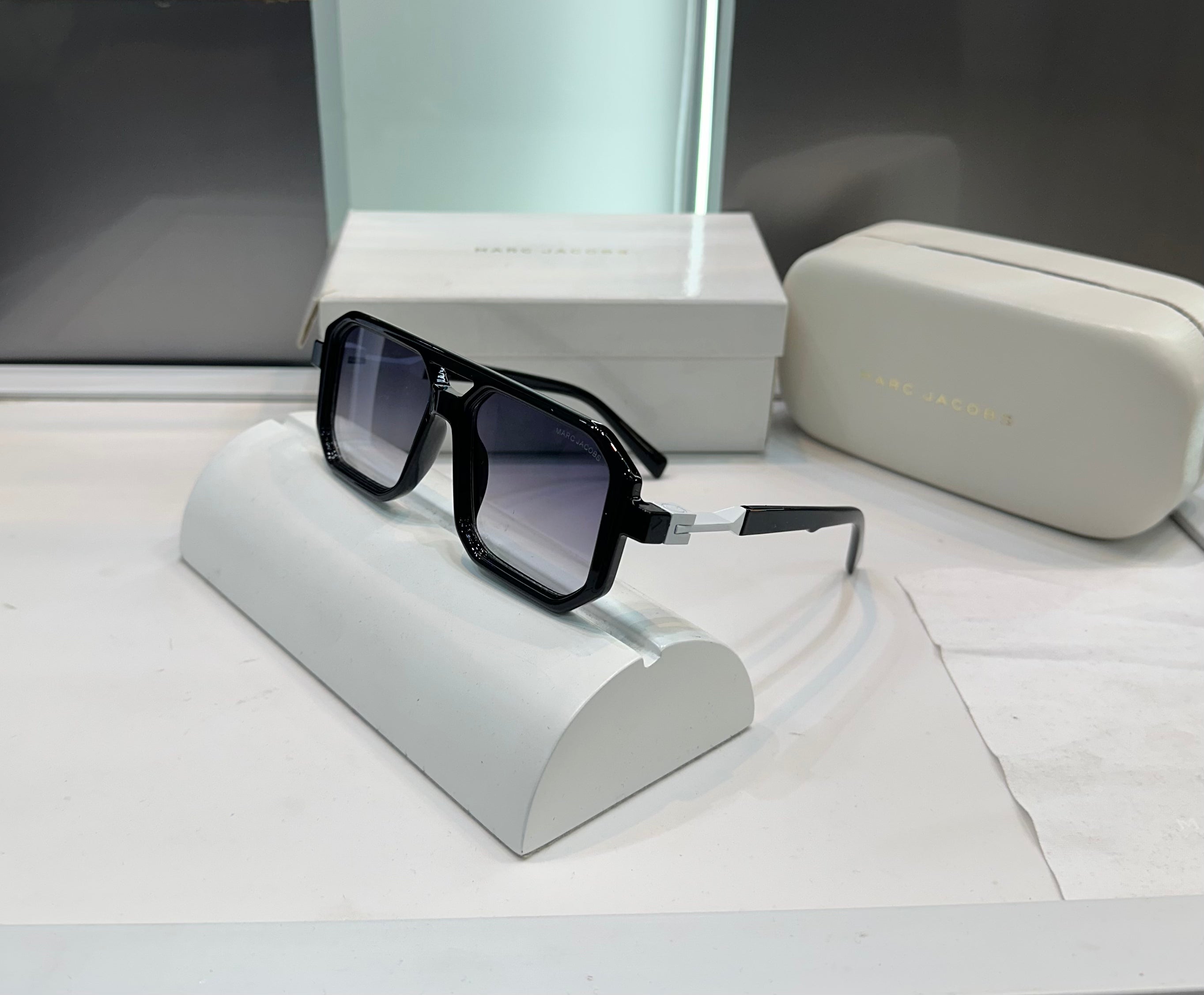 Marc Jacob Black Limited Edition Luxury Shade With Original Packing