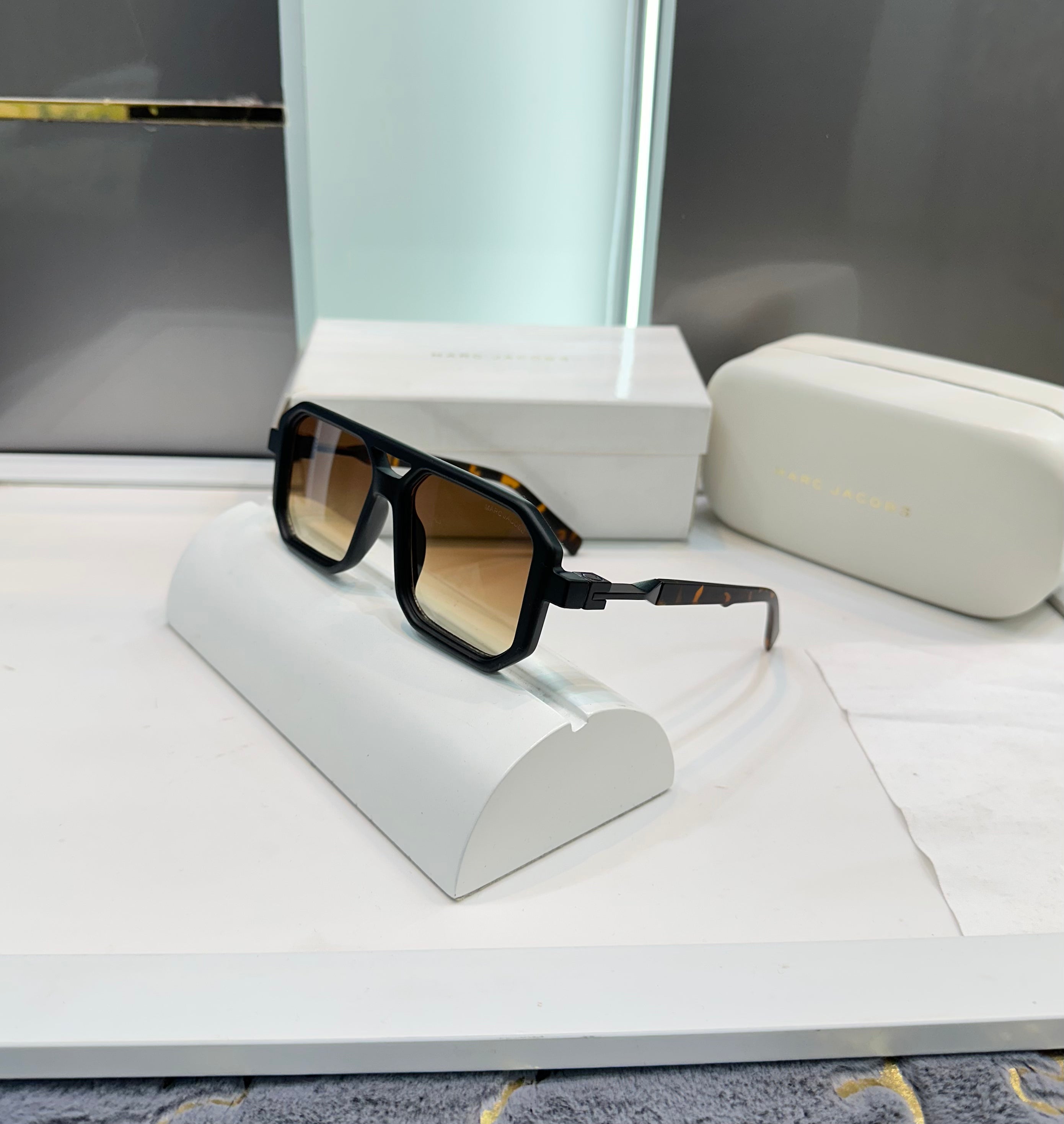 Marc Jacob Brown Limited Edition Luxury Shade With Original Packing